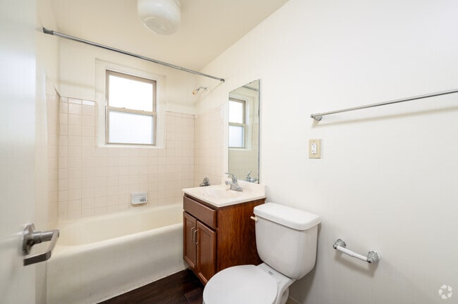 2BR, 1BA - 884SF - Bathroom