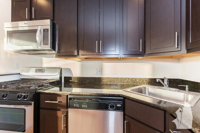 Uptown Regency - 5050 N Sheridan Rd, Chicago, IL 60640 - photo 2