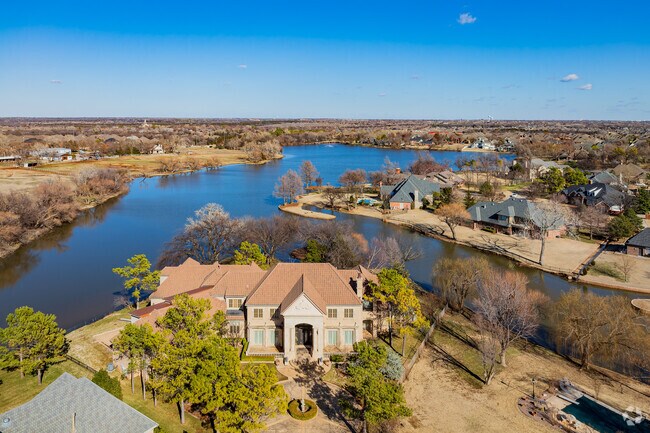 Mulholland features beautiful luxury houses by the lake in Twin Oaks.