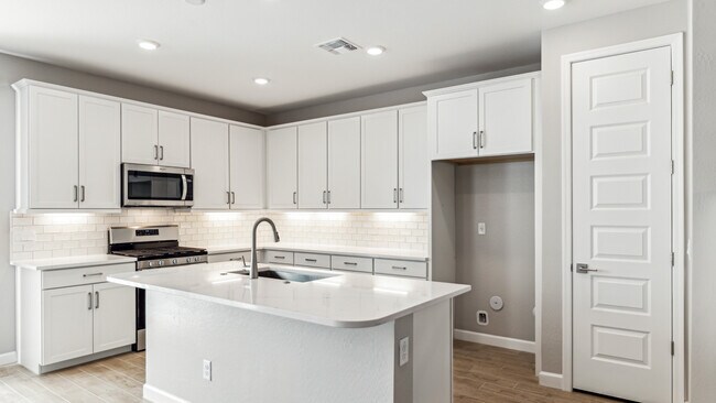 5852 E Covey Ln, Phoenix, AZ 85054 - photo 7