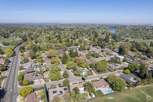 Wilhaggin del Dayo is next to the American River.