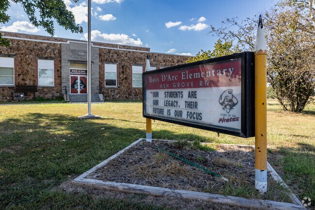 Bois D Arc Elementary School is home to the Pirates.