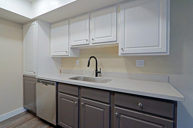 3810 N Maryvale Pkwy unit 2008, Phoenix, AZ 85031 - photo 2