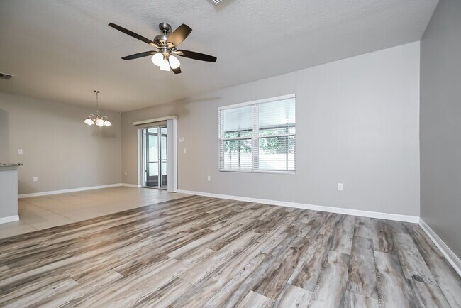 8206 Harwich Port Ln, Gibsonton, FL 33534 - photo 5