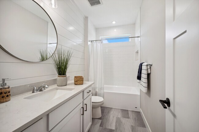 18. Main Bathroom.jpg