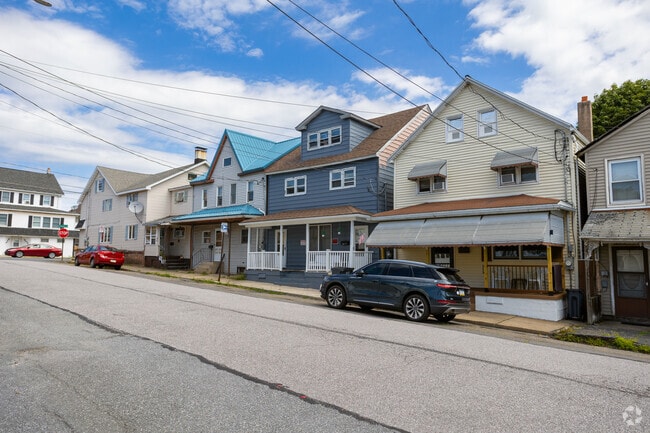 American Foursquares, and townhouses stand shoulder to shoulder, creating a patchwork of classic charm in Freeland.