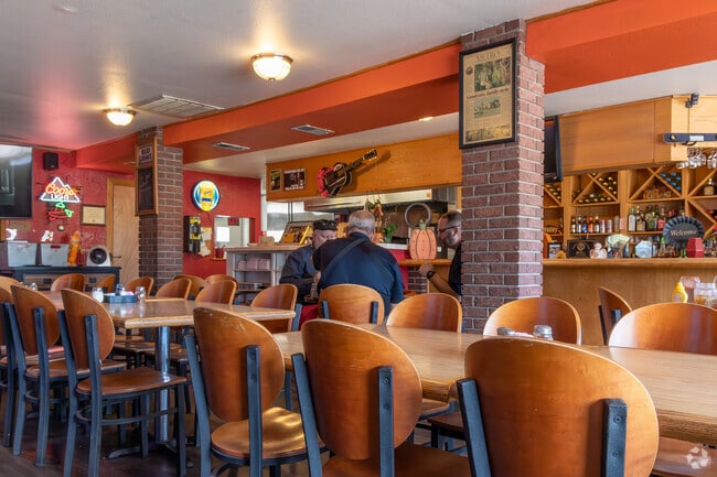 Giodone’s Italian Bar & Grill near Blende serves pasta and classic pizzas.