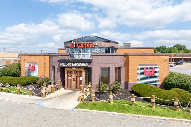 Cajun Boil Seafood & Bar restaurant is conveniently located in the Brice Park shopping center.