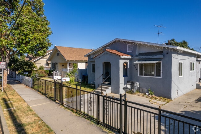 Most homes in Pico-Lowell are single-level houses.