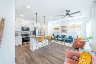 1735 W Chandler Ave, Rogers, AR 72758