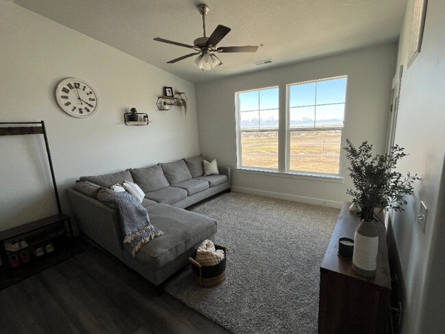 927 W Coral Charm Way unit M301, Saratoga Springs, UT 84043 - photo 2