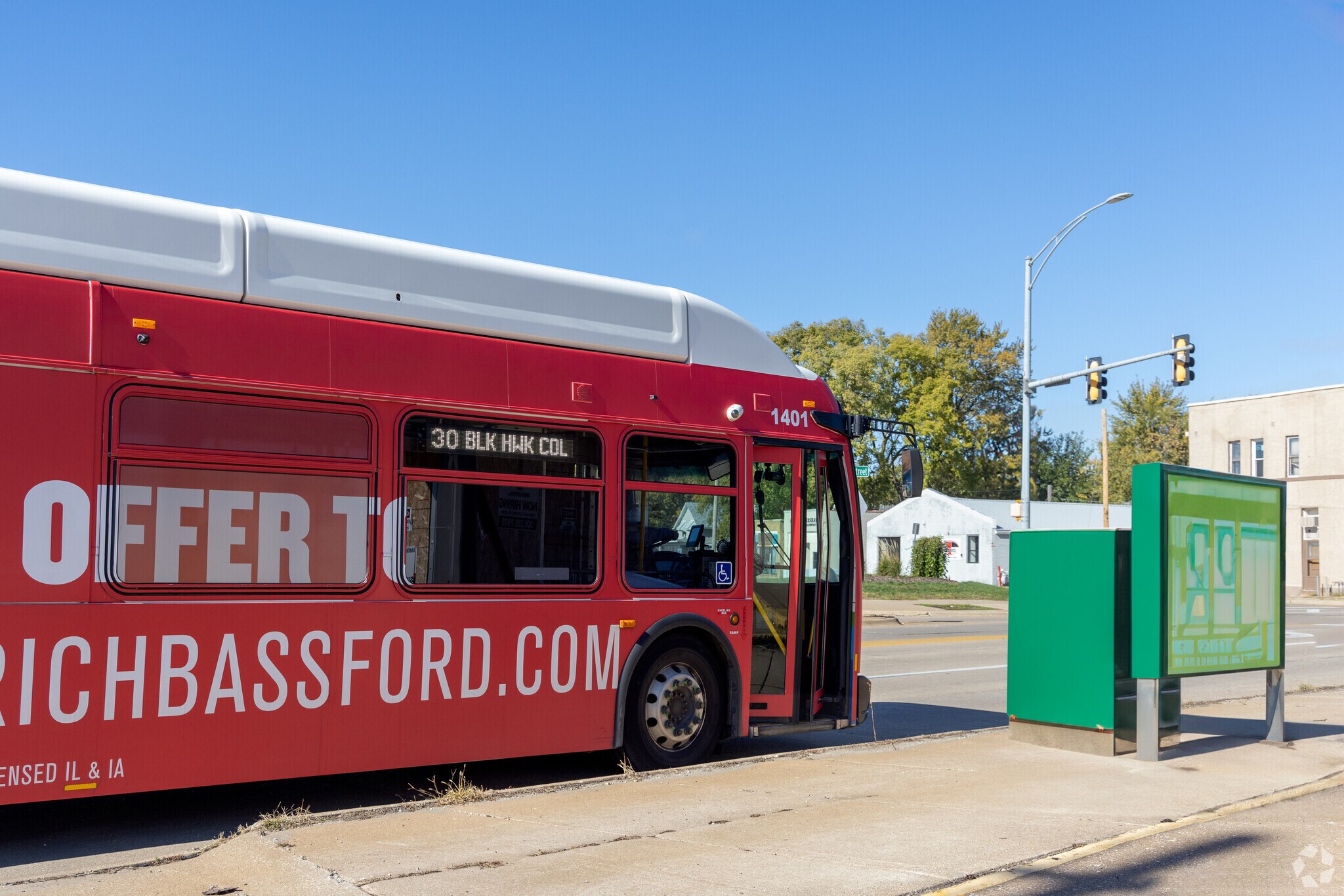 Residents of Floreciente have easy access to public transportation.