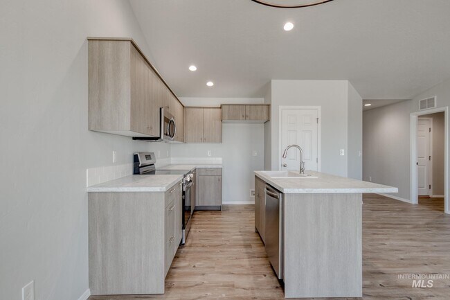 2127 N 8th St E, Mountain Home, ID 83647 - photo 7