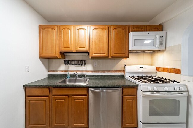 236 Christopher Columbus Dr, Jersey City, NJ 07302 - photo 5