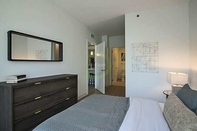 818 W Van Buren St, Chicago, IL 60607 - photo 6