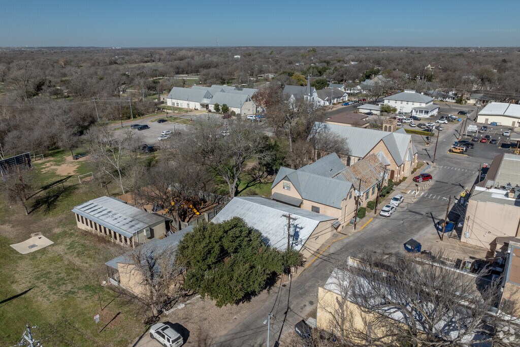 Calvary Episcopal School offers schooling for students from pre-k to 8th grade.