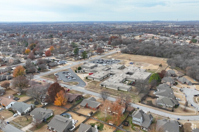 Peters Elementary School receives a B overall on Niche