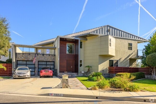 There are pockets of Piedmont Mesa with modern style homes.