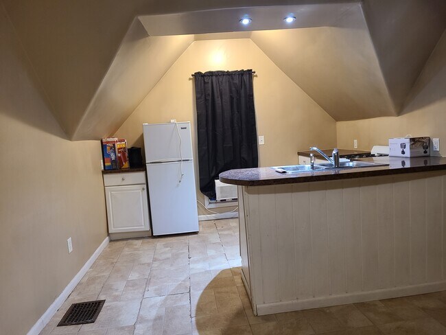 914 S Center St unit 3, Bloomington, IL 61701 - photo 3