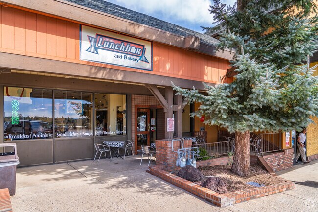 Jitters Lunchbox offers a unique dining experience with their lunchbox decor in Swiss Manor.