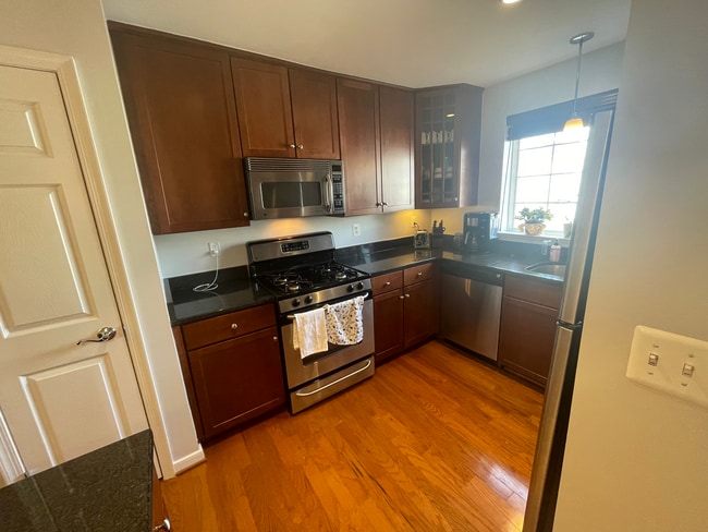 4069 S Four Mile Run Dr unit 401, Arlington, VA 22204 - photo 5