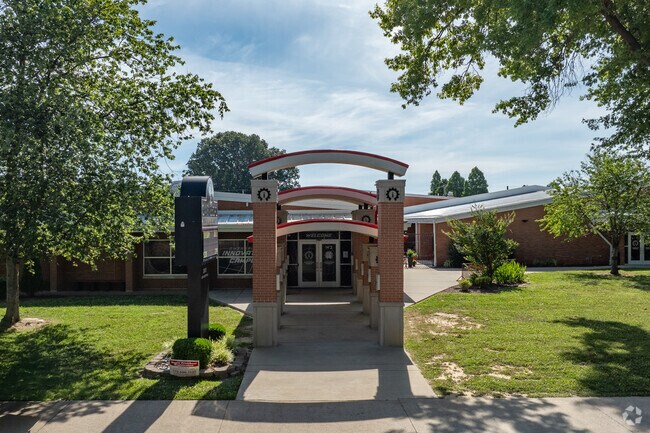 Owensboro Middle School South has students in grades 6-8.