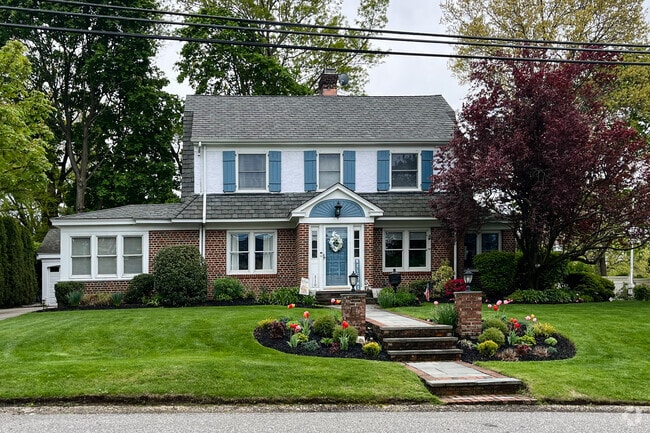 Colonial Revival homes are frequently found in East Williston neighborhoods.