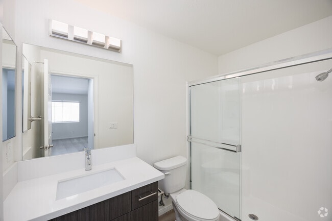 2BR, 2BA - 925SF - Primary Bathroom