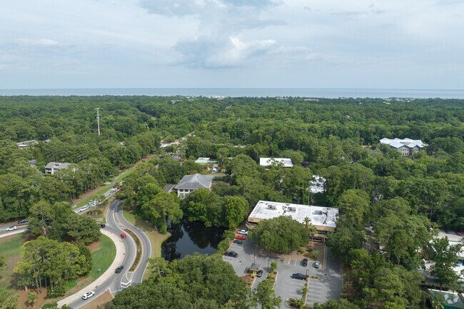 Wexford is just 3 miles from the beaches on Hilton Head's oceanfront.
