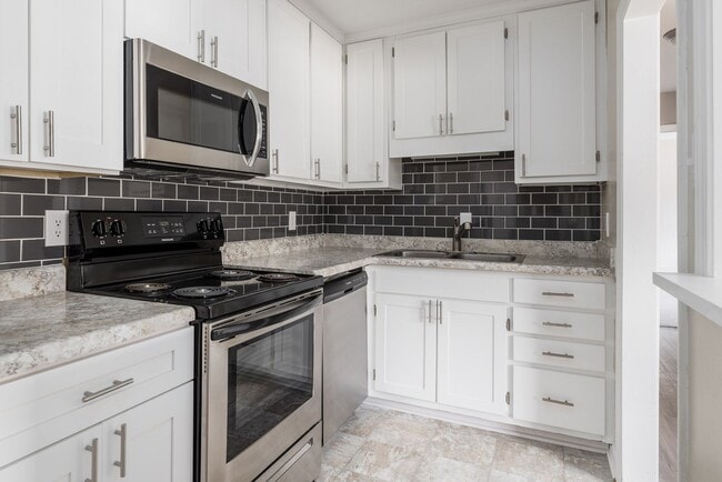 Mendenhall Square, Greensboro, NC 27403 - photo 2