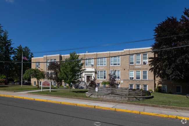 Sea Cliff Elementary has approximately 343 students grades K-5.