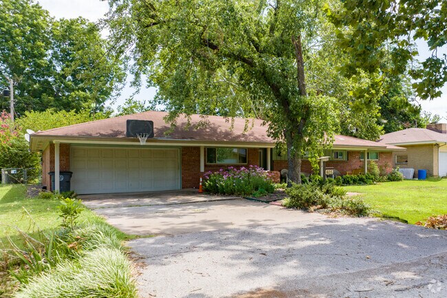 Shady homes next to the disc golf course provide a nice backdrop when playing in Clarland.