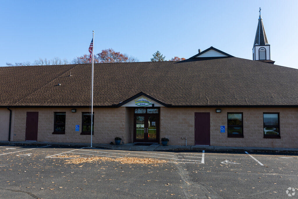 Crown Christian School provides education in the neighborhood of 
Isanti Northern Suburbs.