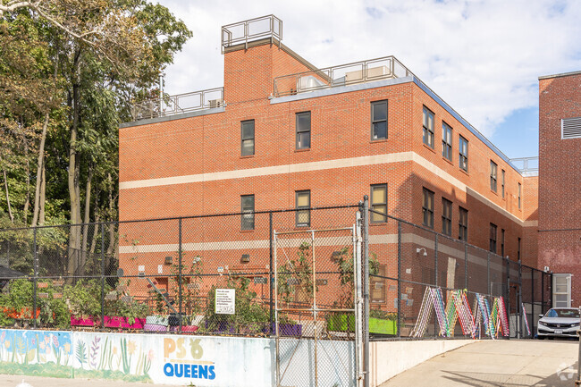 PS 68Q has a student-counselor ratio of 646 to 1.