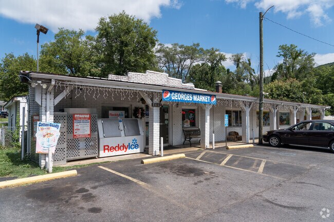 Located at the neighborhood's center, George's Market it’s a convenient stop for groceries.