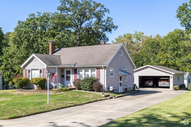 Scovill Gardens homes also have detached garages with well kept lawns.