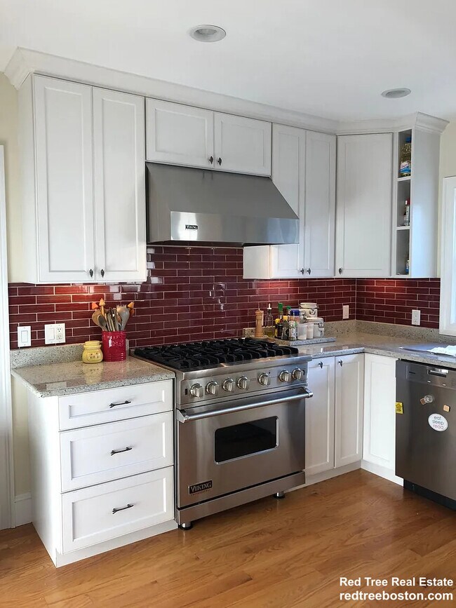 33 Beaconsfield Rd, Brookline, MA 02445