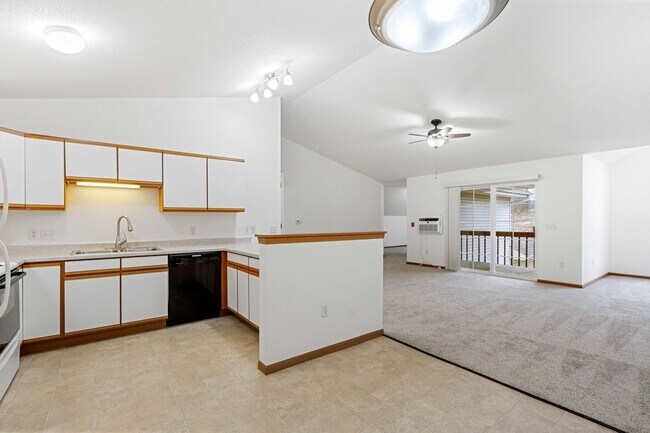 Oakridge Apartments, Mauston, WI 53948 - photo 4