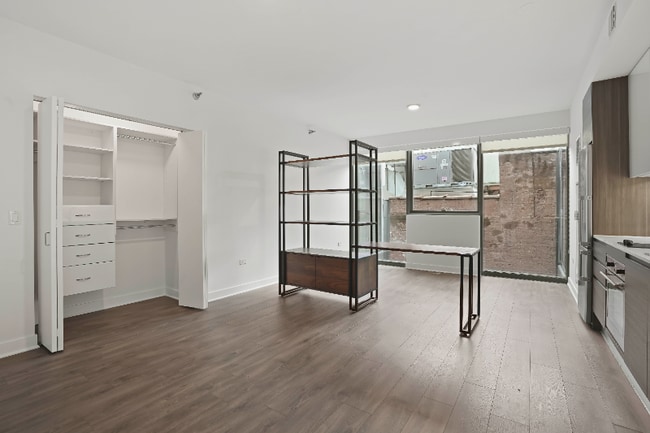 199 W Hubbard St, Chicago, IL 60654 - photo 2