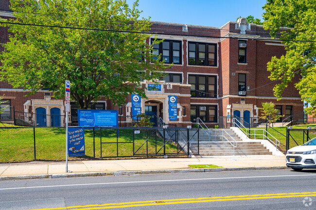 Mabel G. Holmes School No. 5 has a student body size of 799 students.