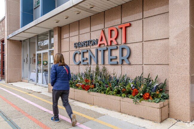 The Evanston Art Center offers classes and exhibitions in West Evanston.