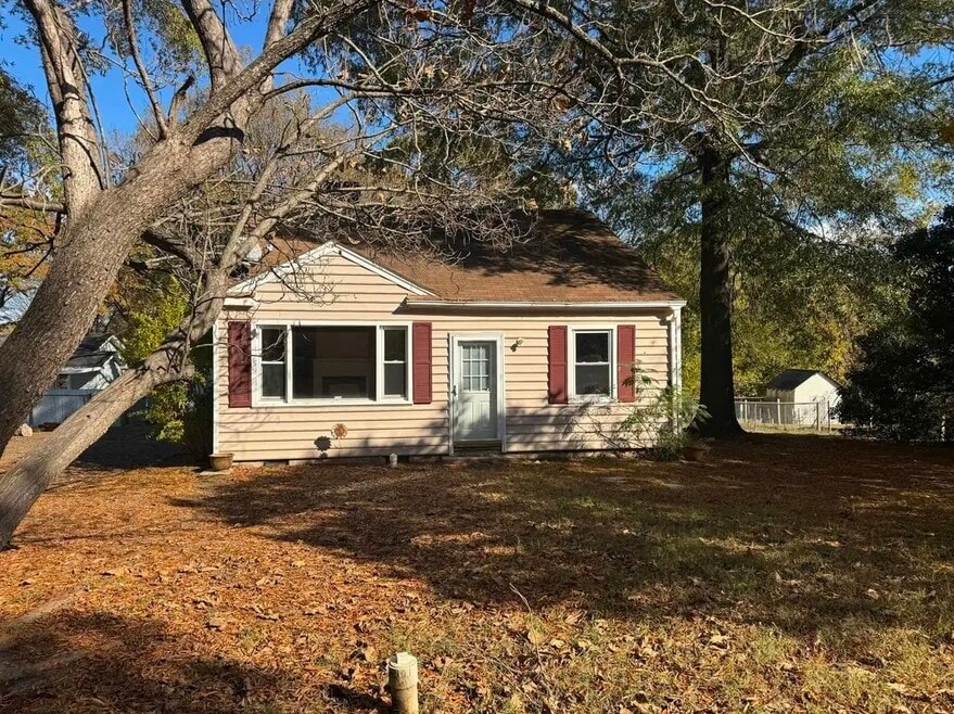 305 Smith St, Burlington, NC 27217 - photo 1