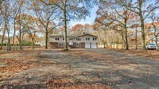 18 Canine Rd, Holtsville, NY 11742