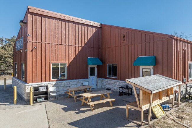 Acton Academy offers outdoor picnic tables for students to enjoy their lunch.