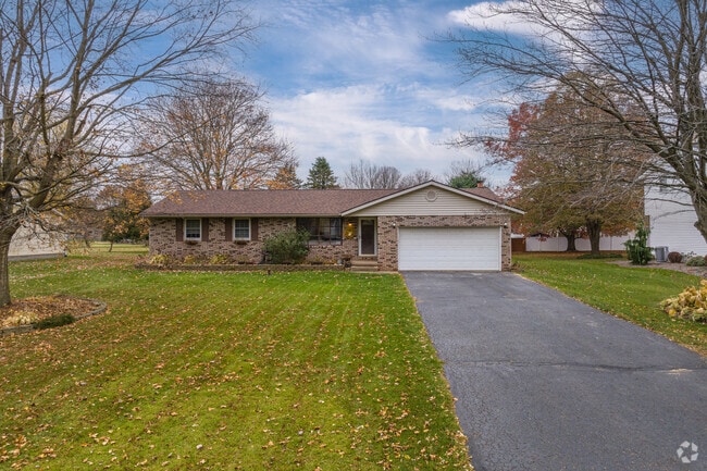 Ranch-style homes with two car garages are common in the Amherst Heights-Clearview area.