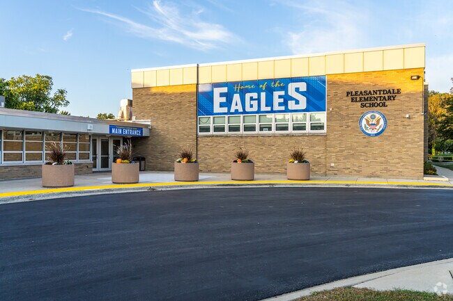 Pleasantdale Middle School has 352 students with a student-teacher ratio of 10 to 1.