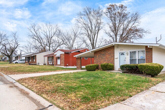 There are many single story midcentury modern homes with carports in Castle Point.