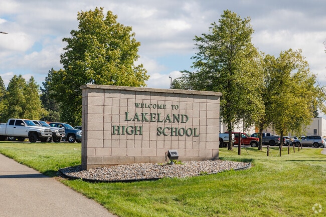 Lakeland High School has an overall B grade from Niche.