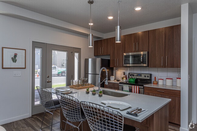 Axio 8400, Sandy, UT 84070 - photo 2