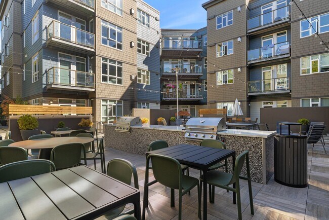Grill and Picnic Area at 128 on State Apartments in Kirkland, WA 98033
